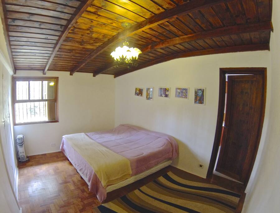 Suíte master com cama de casal, banheiro com banheira e duas camas de solteiro (se necessário)
