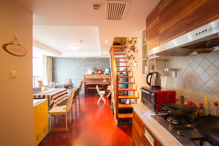 东直门地铁旁，紧邻三里屯，工体，温馨轰趴聚会空间