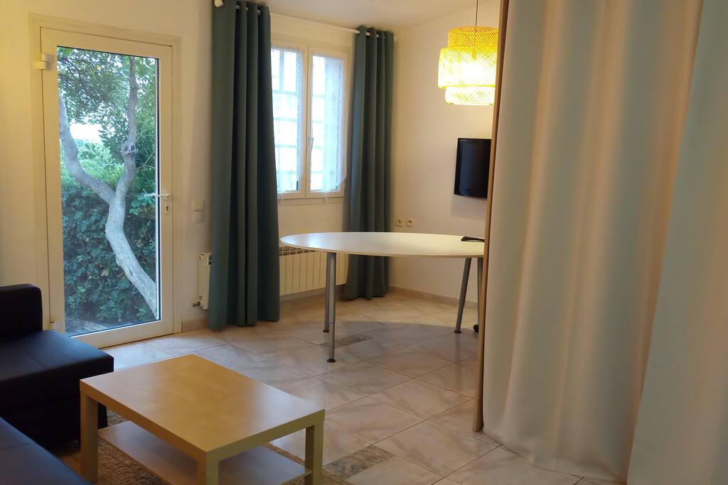 Le coin repas avec la tv.