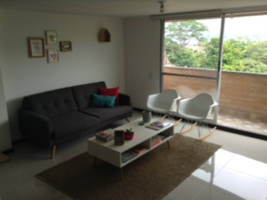 Sala moderna con sofá de 3 puestos + 2 mecedoras.