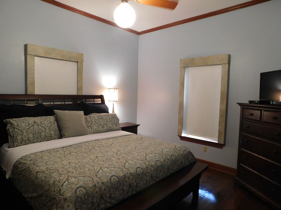 Master bedroom - king bed