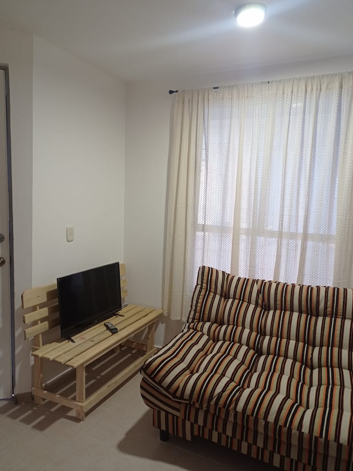 Всекидневна, разтегателен диван, екран с интернет и мегавен диван.