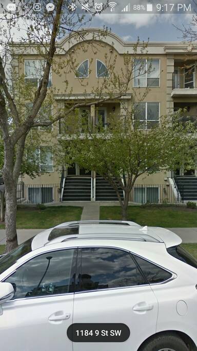 Access the house by walking up right off the street