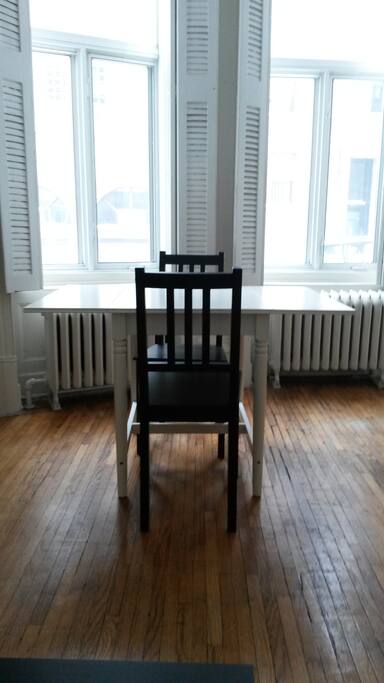 4 people dining table