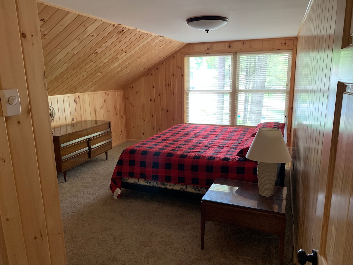 Spálňa na poschodí s manželskou posteľou!