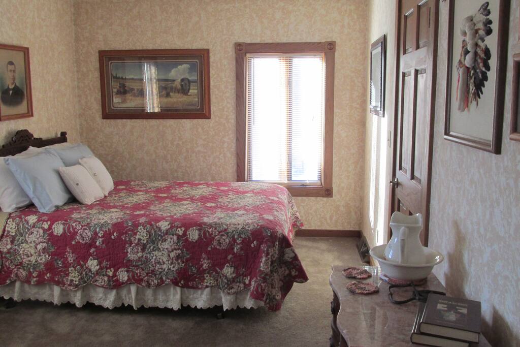 Western Room-Queen Bed