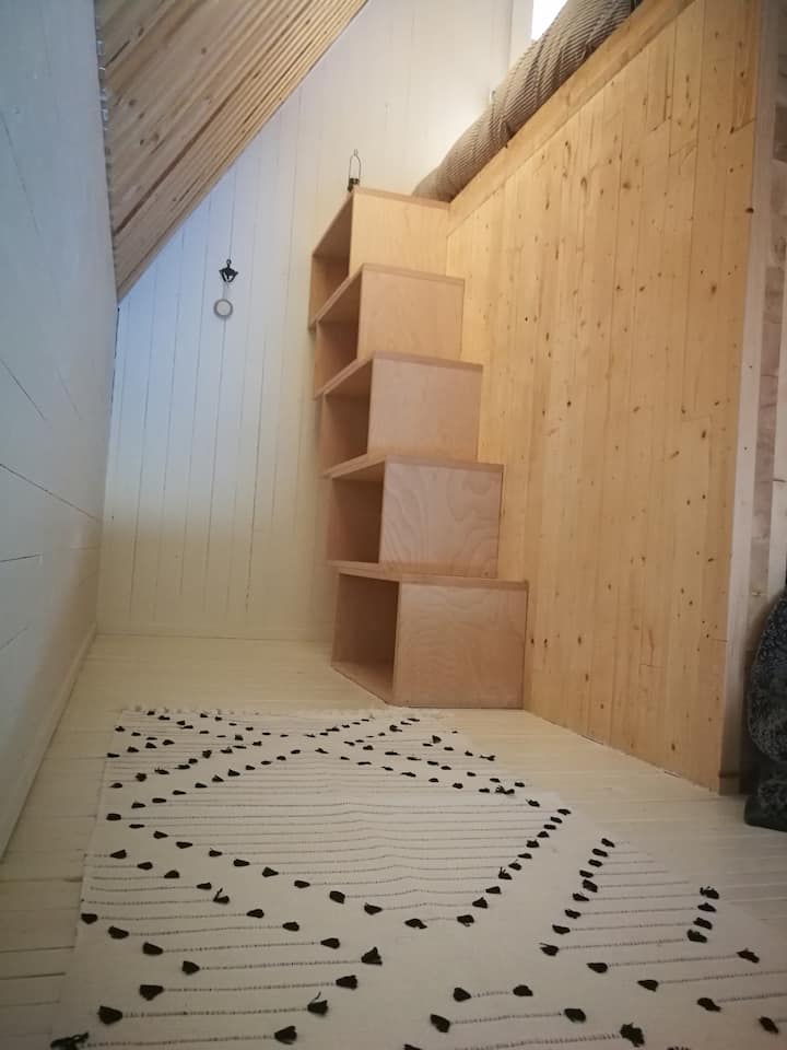 Schody na hornú posteľ.