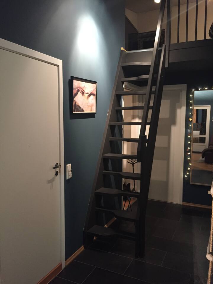 ทางเดินและบันไดขึ้นไปยังห้องใต้หลังคา