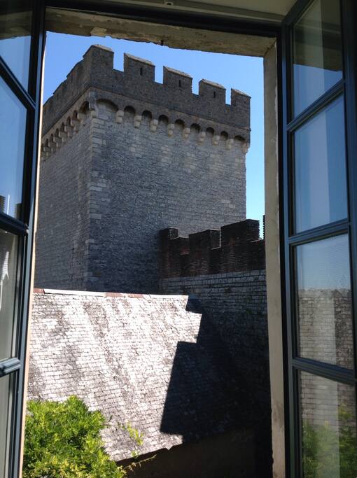 Vue sur la tour Saint Jean et les remparts depuis la chambre...