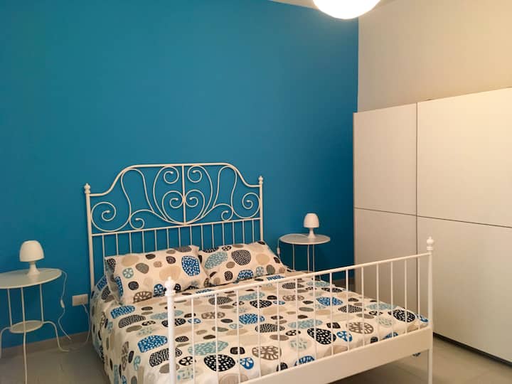 DETALJI ORMARA U SPAVAĆOJ SOBI S BRAČNIM KREVETOM