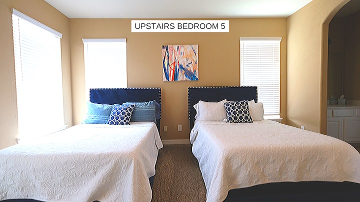 Camas dobles queen en un dormitorio de arriba.