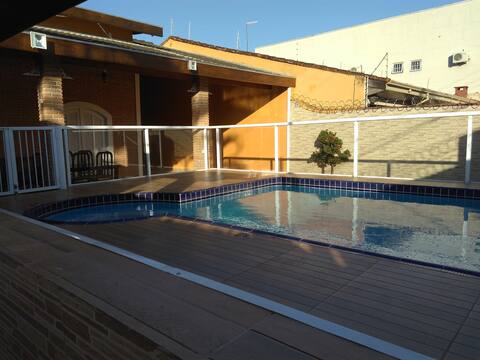 A beautiful home with pool 500 mts  Martim de Sá