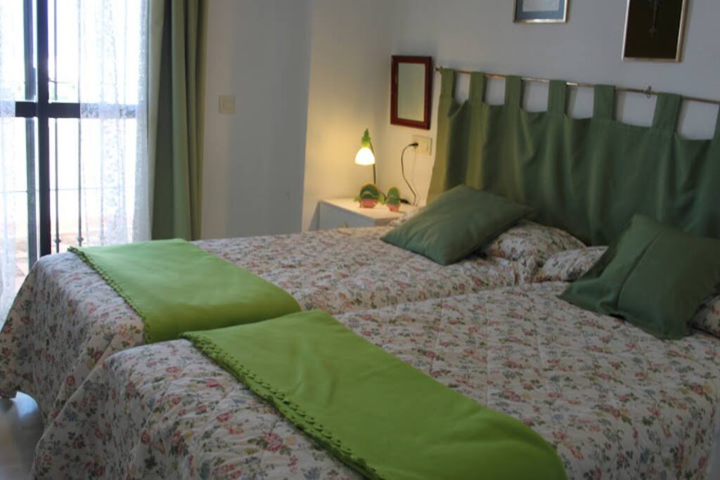 habitación verde de 2 camas