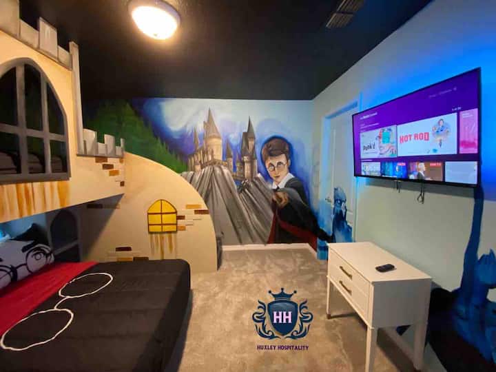Chambre 6 : pavillon Harry Potter avec lit superposé de château Hogswart personnalisé avec lit double sur grand lit avec escalier et toboggan. Rejoignez-nous dans cette magnifique pièce à thème équipée d'une télévision connectée 