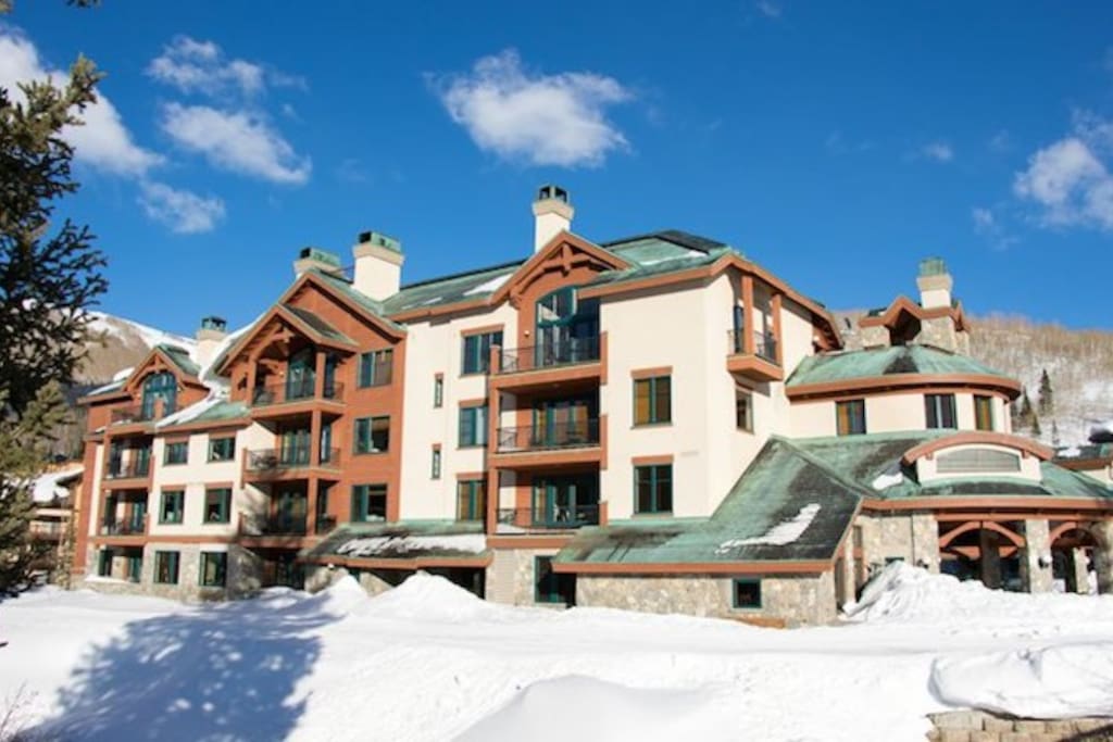 Creekside Condos are conveniently located with ski-in/ski-out access.