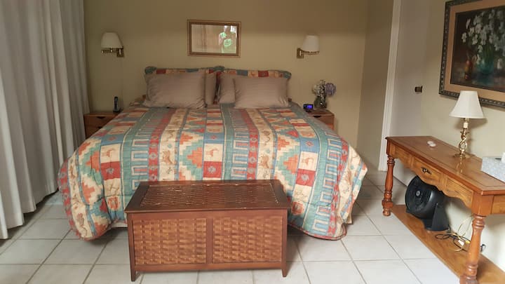 Guest bedroom with King bed & ensuite bathroom