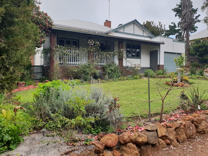 Walnut Cottage pet friendly with country vistas Houses for Rent in