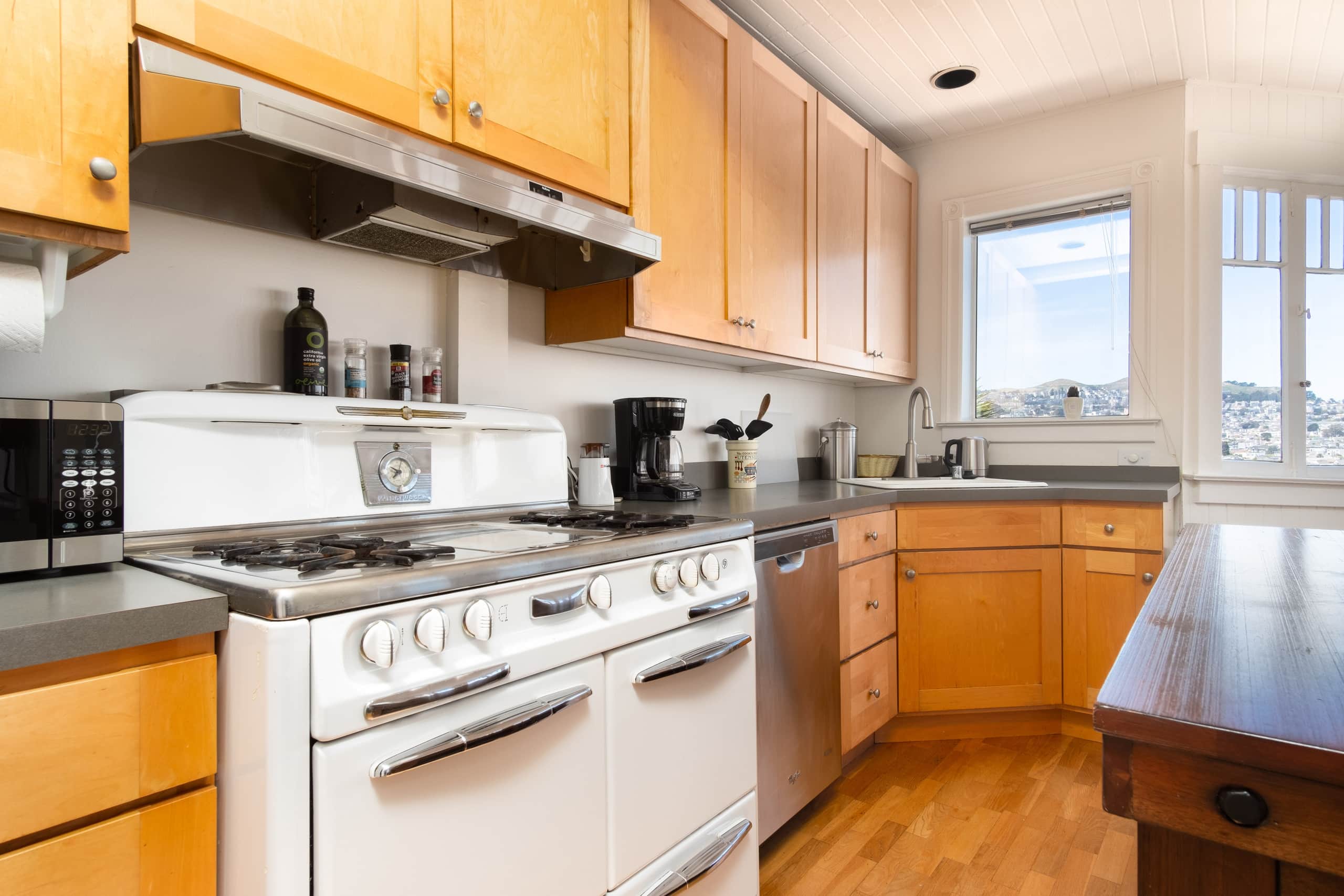 Home in San Francisco · ★4.99 · 3 bedrooms · 3 beds · 1 bath - Image 7
