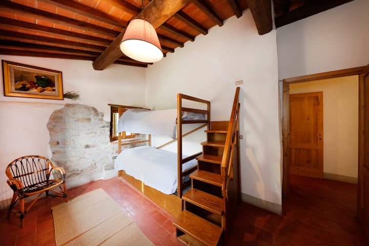 a cama de casal (com uma cama de casal suplementar na parte inferior)
Sem riscos de cair da escada real por parte
Para ser usado por crianças ou jovens adultos