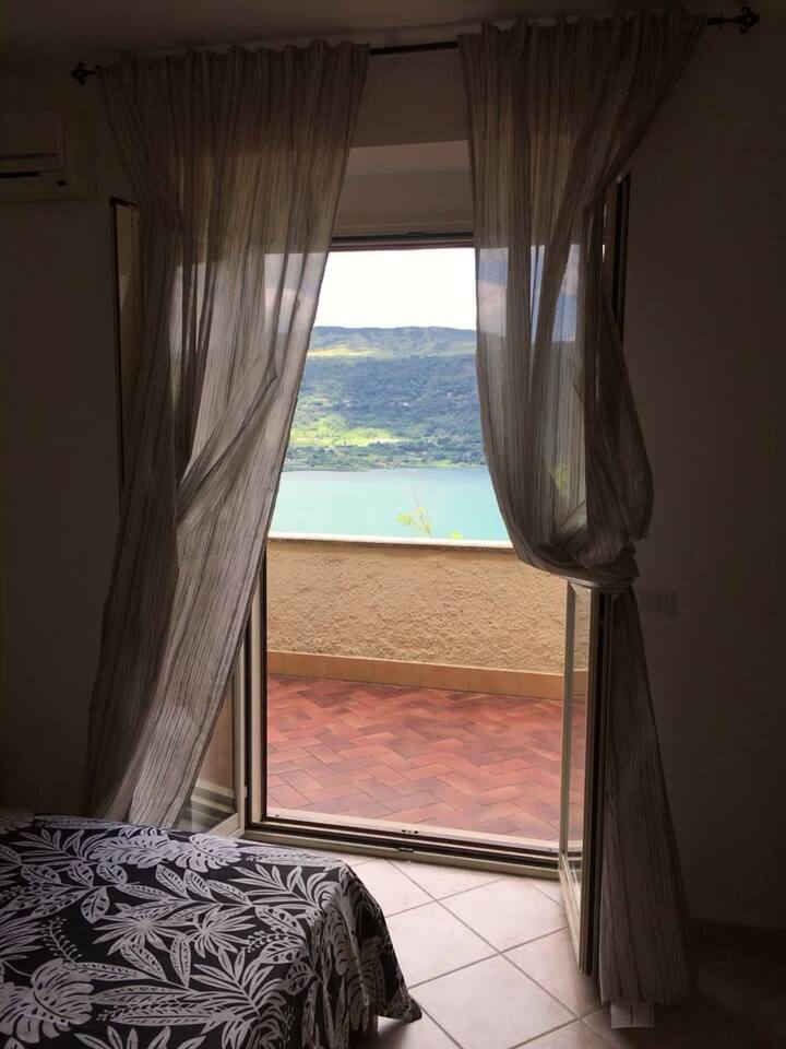 Veliki balkon s pogledom na jezero
