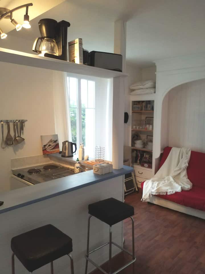 ventanas y balcones con vistas al mar. Vajilla para 6 cubiertos.