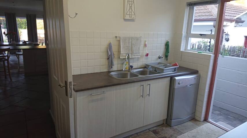 Spacious Fully Equipped Relaxed Home-5min to beach gallery image 5