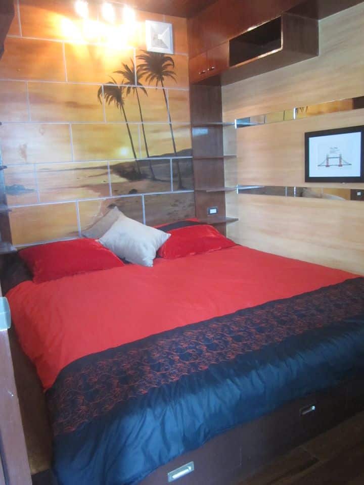 pohodlná priestranná manželská posteľ