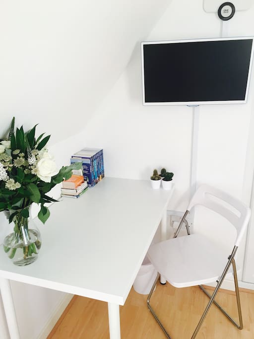 Desk area & TV, ready to work or watch!