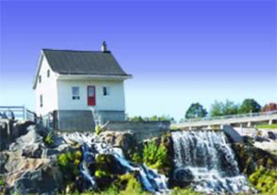 A seulement 5 minutes, vous pourrez admirer l’emblématique Maison Blanche de Saguenay, monument historique qui résista aux inondations de 1996! Son histoire vous charmera!
