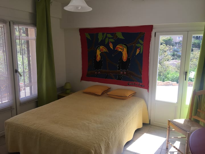 Die Unterkunft im Erdgeschoss 
- ca. 60 m2 - mit Terrasse -
Hier; Zimmer mit Doppelbett und Zugang zur Terrasse.
 