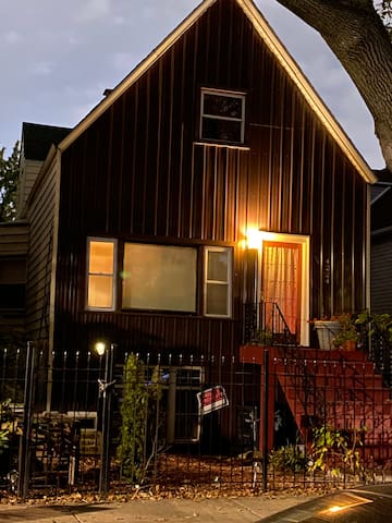 THE CLEAVER BRIGHTON PARK 10 min downtown or mdway