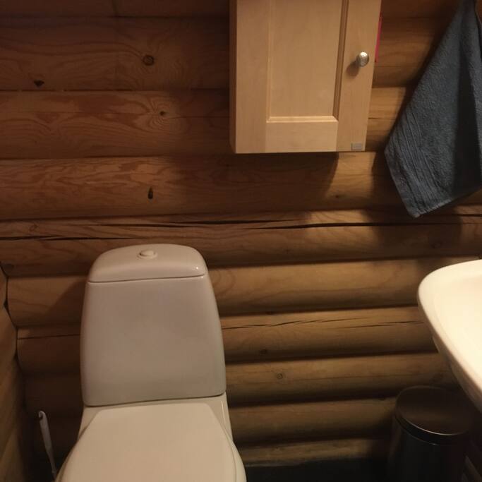 Bad med toalett og vask