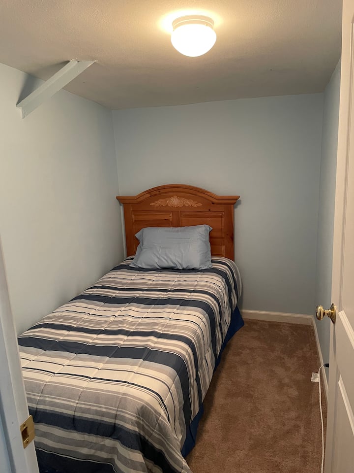 Habitación pequeña con cama doble. 