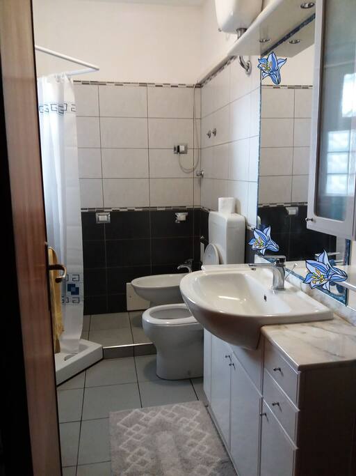 secondo bagno con doccia 75x75