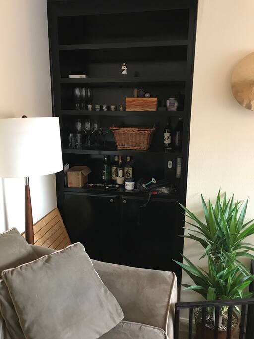 Wet bar built in