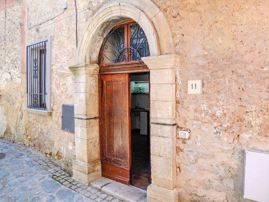 antico portale in pietra