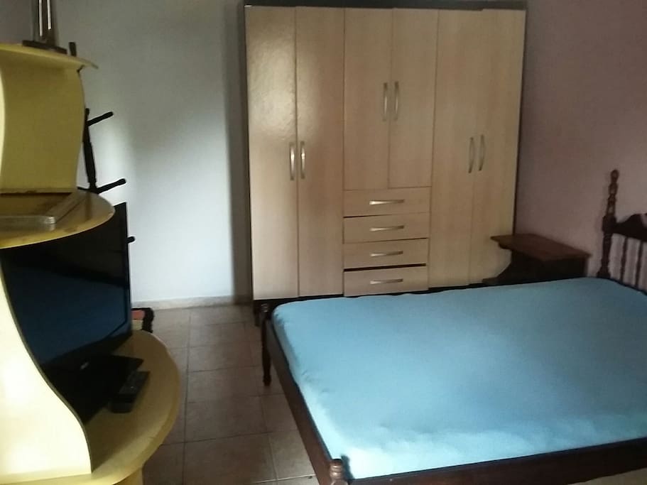 suite c cama de casal e TV de Led