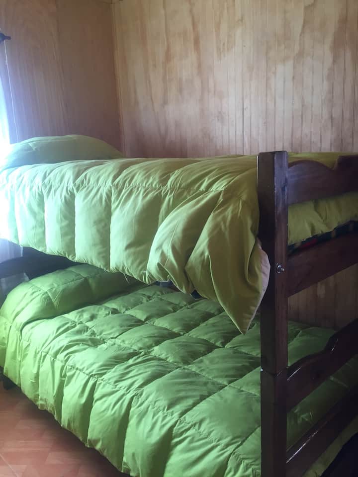 Vitanda viwili vya ghorofa vyenye magodoro bora ya starehe ambayo huhakikisha mapumziko ya kupumzika yanajumuisha mashuka.  