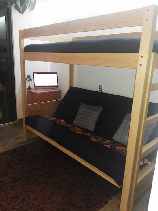 Recámara para tres personas con litera. Cama de abajo matrimonial y arriba individual.