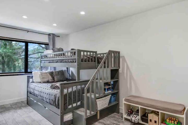 Découvrez notre 3ème chambre polyvalente conçue pour le confort en famille. Un lit queen size superposé avec lits jumeaux à l'étage et gigogne gigogne gigogne offre des couchages flexibles. Profitez d'un divertissement avec une télévision, un bruit blanc apaisant et une sélection limitée.