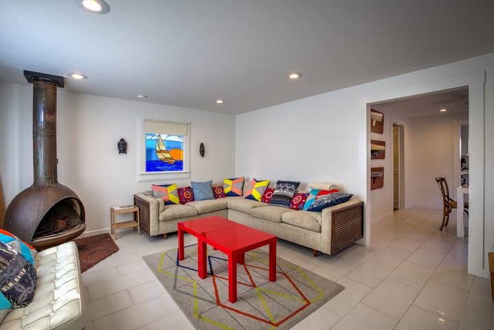 Beach Bungalow 3 Blocks to Ocean gallery image 5