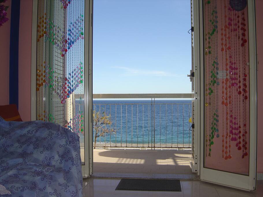 Vista mare da dentro casa