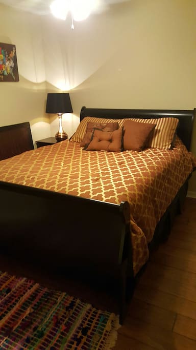 Queen size bed, hardwood floors