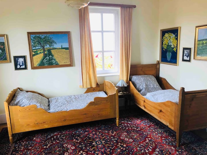 1e slaapkamer met twee eenpersoonsbedden