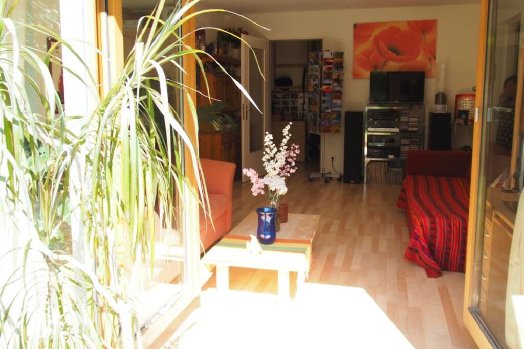 Das große Wohnzimmer mit Gartenzugang