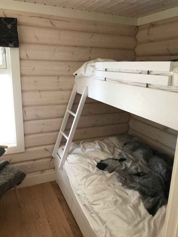 ห้องนอน 3 ห้องขนาดใหญ่ชั้นล่างขนาดใหญ่ 90 ชั้นบน