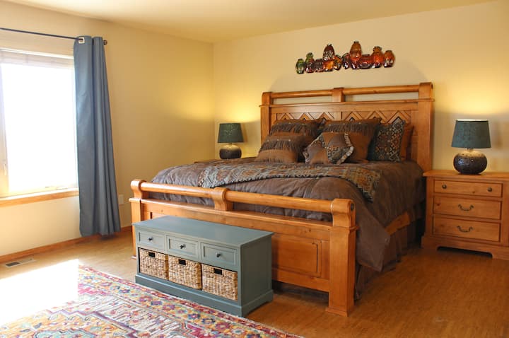 Главна спална соба погодно лоцирана на главниот кат