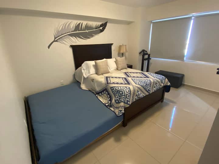 Родителска спалня с двойно легло.