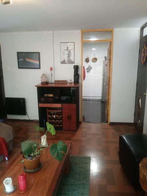 Living con cómodos sillones, uno de ellos reclinable y con sistema de masaje.