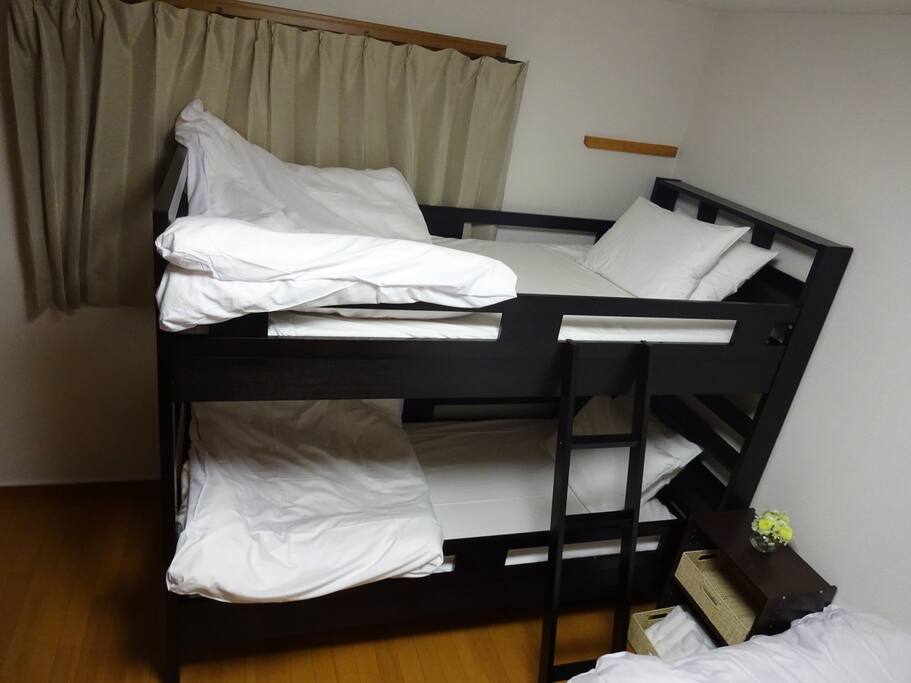 A bank bed for 2people.